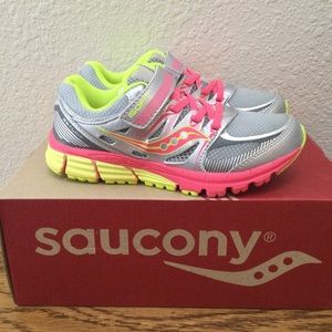 NEW Saucony Zealot Girls 2 Wide Shoes Silver Bright Pink Yellow